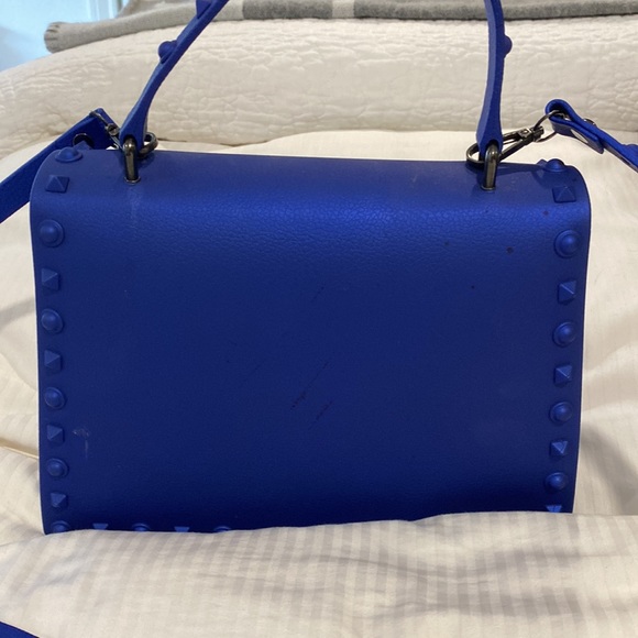 RUBBER STUD PURSE WITH SHOULDER STRAP AND REGULAR HANDLE IN ELECTRIC BLUE - Picture 4 of 8